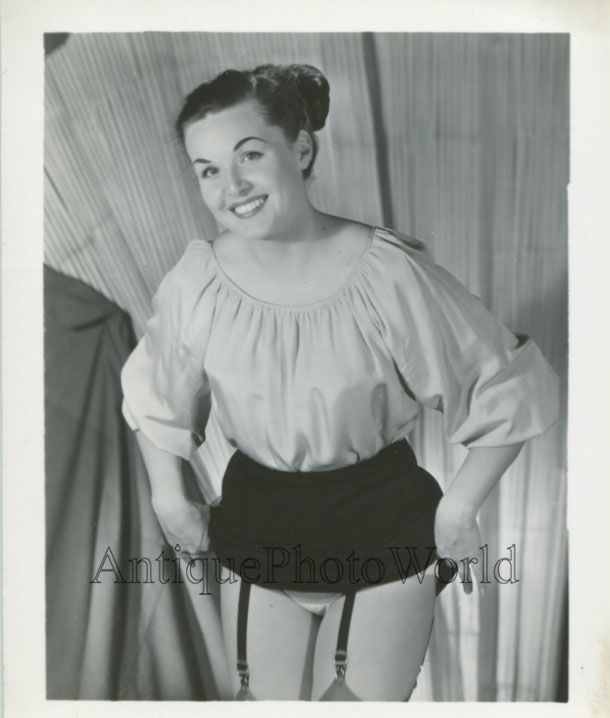Women Lifting Skirt 7